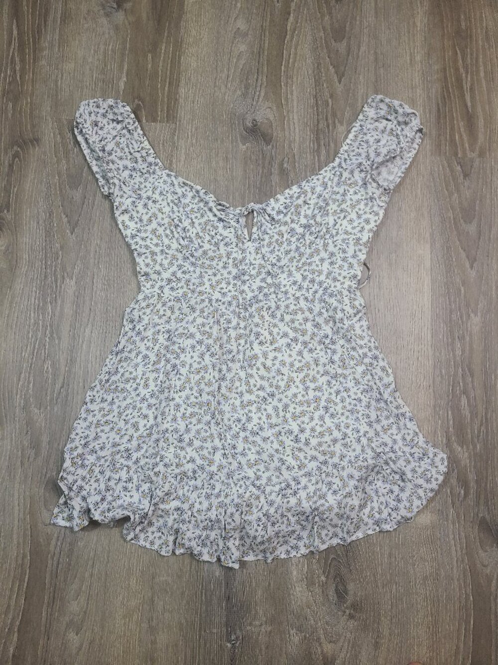 Garage Regina Front Tie Romper Floral Open Tie Back Ruffle Size Medium M NWT